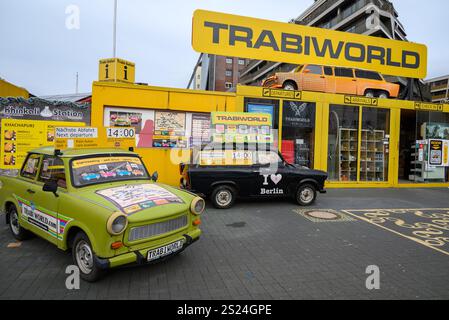 Berlin Trabi Museum, das der Geschichte des berühmten Trabant-Autos gewidmet ist, der in der DDR während des Kalten Krieges in Berlin am 1. Jh. hergestellt wurde Stockfoto