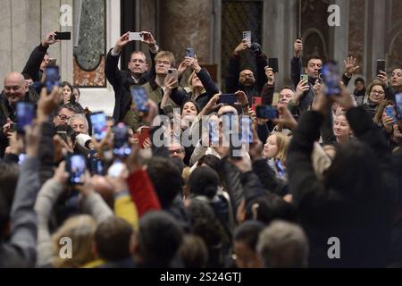 Vatikan, Vatikan. Januar 2025. **NO LIBRI** Italien, Rom, Vatikan, 2025/1/6 Papst Franziskus führt eine Epiphanienmesse in St. Petersdom im Vatikan. Foto von Katarzyna Artymiak /Catholic Press Photo Credit: Independent Photo Agency/Alamy Live News Stockfoto