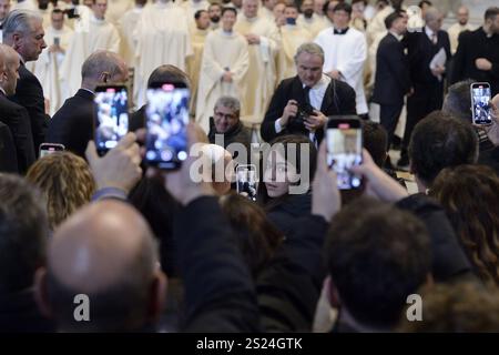 Vatikan, Vatikan. Januar 2025. **NO LIBRI** Italien, Rom, Vatikan, 2025/1/6 Papst Franziskus führt eine Epiphanienmesse in St. Petersdom im Vatikan. Foto von Katarzyna Artymiak /Catholic Press Photo Credit: Independent Photo Agency/Alamy Live News Stockfoto