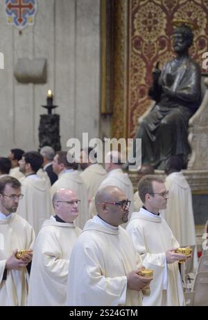 Vatikan, Vatikan. Januar 2025. **NO LIBRI** Italien, Rom, Vatikan, 2025/1/6 Papst Franziskus führt eine Epiphanienmesse in St. Petersdom im Vatikan. Foto von Katarzyna Artymiak /Catholic Press Photo Credit: Independent Photo Agency/Alamy Live News Stockfoto