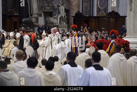 Vatikan, Vatikan. Januar 2025. **NO LIBRI** Italien, Rom, Vatikan, 2025/1/6 Papst Franziskus führt eine Epiphanienmesse in St. Petersdom im Vatikan. Foto von Katarzyna Artymiak /Catholic Press Photo Credit: Independent Photo Agency/Alamy Live News Stockfoto