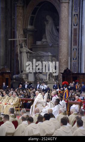 Vatikan, Vatikan. Januar 2025. **NO LIBRI** Italien, Rom, Vatikan, 2025/1/6 Papst Franziskus führt eine Epiphanienmesse in St. Petersdom im Vatikan. Foto von Katarzyna Artymiak /Catholic Press Photo Credit: Independent Photo Agency/Alamy Live News Stockfoto