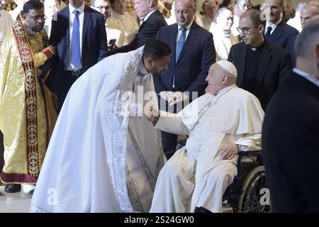 Vatikan, Vatikan. Januar 2025. **NO LIBRI** Italien, Rom, Vatikan, 2025/1/6 Papst Franziskus führt eine Epiphanienmesse in St. Petersdom im Vatikan. Foto von Katarzyna Artymiak /Catholic Press Photo Credit: Independent Photo Agency/Alamy Live News Stockfoto