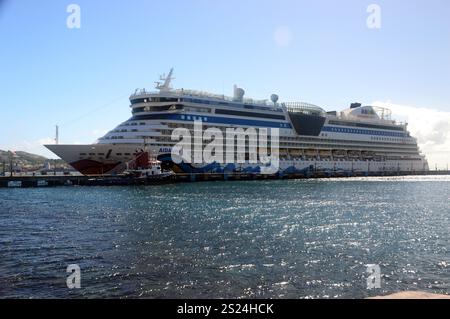 „AIDA“ Luna ist ein luxuriöses Kreuzfahrtschiff der Sphinx-Klasse, das von Carnival Corp/Aida Cruises betrieben wird und in Basseterre, St. Kitts, Port Zante, Karibik, vor Anker liegt Stockfoto