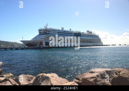 „AIDA“ Luna ist ein luxuriöses Kreuzfahrtschiff der Sphinx-Klasse, das von Carnival Corp/Aida Cruises betrieben wird und in Basseterre, St. Kitts, Port Zante, Karibik, vor Anker liegt Stockfoto