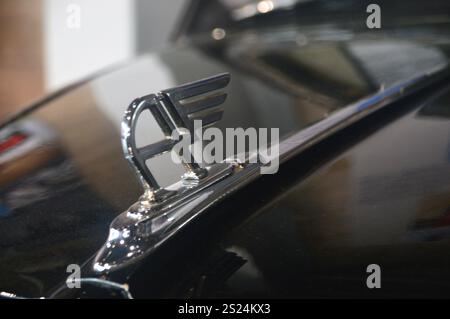 Austin A40 Somerset (1953) Flying A Bonnet Mascot Hood Ornament im National Motor Museum Trust, Beaulieu, Brockenhurst, Hampshire, Großbritannien. Stockfoto