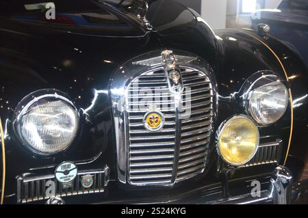 Austin A40 Somerset (1953) Flying A Bonnet Mascot Hood Ornament & Grille im National Motor Museum Trust, Beaulieu, Brockenhurst. UK. Stockfoto