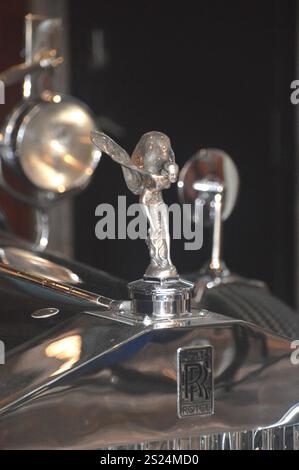 „Spirit of Ecstasy“-Maskottchen auf der Motorhaube eines Rolls Royce 40/50 Phantom II von 1933 im National Motor Museum Trust in Beaulieu, England, Großbritannien. Stockfoto