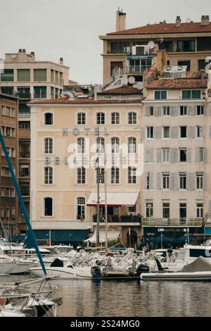 Eine malerische Küstenszene in Marseille, Südfrankreich, mit dem historischen „Hotel Bellevue“ und rund um den Hafen von Vieux und den Yachthafen. Stockfoto