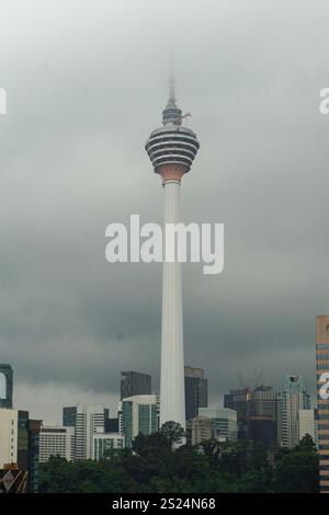 Kuala Lumpur, Malaysia. Aufgenommen am 06. März 2024. KL-Turm vom Dach des Masjid India Gebäudes. Stockfoto