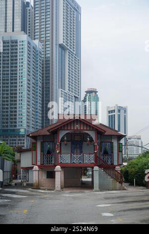 Kuala Lumpur, Malaysia. Aufgenommen am 06. März 2024. Die versteckten Schätze in Kuala Lumpur mit dem alten Design Kampung Haus. Das Erbe von Kuala Lumpur. Stockfoto