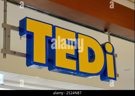 Deutschland, Baden-Württemberg, Esslingen am Neckar 06.01.2025, Deutschland, DE, Baden-Württemberg, Esslingen am Neckar, im Bild Themenbild, Stadtansichten, Tedi, Warenhaus, Billig, Trendsop, Waren, Handel, Einzelhandel, Schild, Logo, Feature, Symbolbild Baden-Württemberg *** Deutschland, Baden Württemberg, Esslingen am Neckar 06 01 2025, Deutschland, DE, Baden Württemberg, Esslingen am Neckar, im Bild Themenbild, Stadtblick, Tedi, Kaufhaus, billig, Trendsop, Waren, Handel, Einzelhandel, Zeichen, Logo, Feature, Symbolbild Baden Württemberg Deutschland, Baden-Württemberg, Esslingen Stockfoto