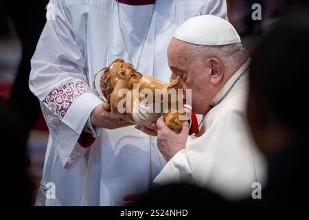 Vatikan, Vatikan. Januar 2025. Papst Franziskus küsst die Statue des Jesuskindes während der Messe zum Hochfest der Epiphanie des Herrn. Quelle: SOPA Images Limited/Alamy Live News Stockfoto