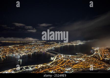 Ein Blick auf Tromso in Norwegen, von Storsteinen auf dem Hügel mit Blick auf die Stadt. Das Bild wurde im Winter aufgenommen. Stockfoto