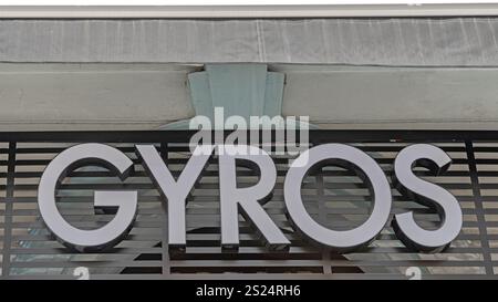 Weißes 3D-Schild Gyros im Greek Gyro Fast Food Shop Stockfoto