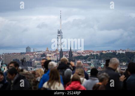 Prag, Tschechische Republik. 4. Oktober 2024 - Menschenmassen bewundern die Skyline der Stadt mit dem Zizkov-Fernsehturm von einem Aussichtspunkt in der Prager Burg Stockfoto