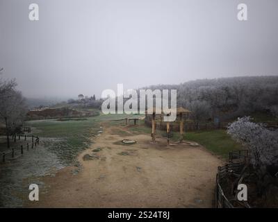 Prag, Tschechische republik - 28. Dezember 2024: Malerischer Blick auf eine satinierte Landschaft mit Holzunterkünften und Milchbäumen im prager Zoo, tschechische republik, d Stockfoto