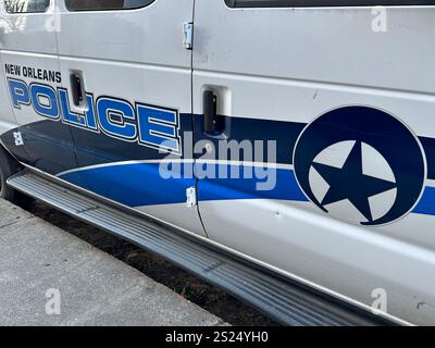 New Orleans, Louisiana, USA - 23. Dezember 2024: Ein Stern und ein Mondsichel-Logo des New Orleans Police Department (NOPD) sind auf einem geparkten Fahrzeug zu sehen. Stockfoto