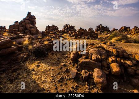 Dramatischer Blick auf die seltsame und bizarre felsige Umgebung des Riesen Playground in Namibia im goldenen Morgenlicht Stockfoto