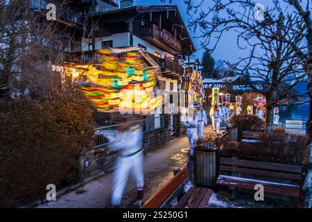 St. Wolfgang im Salzkammergut: Glöcklerlauf in der Altstadt St. Wolfgang am Ufer des Wolfgangsees: Glöckler sind Menschen Stockfoto
