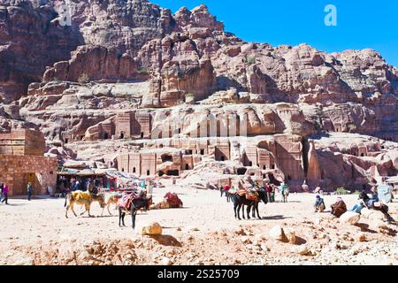 PETRA – JORDANIEN, 21. FEBRUAR: beduinenlager auf der Straße der Fassaden, 21. Februar 2012 in Petra, Jordanien. Die Beduinen von Bedul haben nur etwa 1000 pe Stockfoto