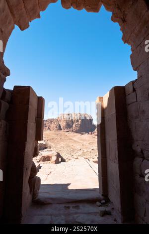 Blick vom Grab Urne zum Berg Dessert in Petra, Jordanien Stockfoto