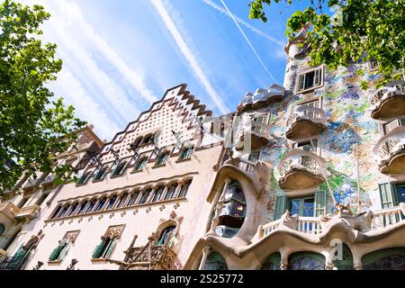 BARCELONA - 26. APRIL: Casa Batllo und Ametller am 26. April 2012 in Barcelona. Gebäude, die von Antoni Gaudi, Josep Maria Ju, restauriert und gebaut wurden Stockfoto