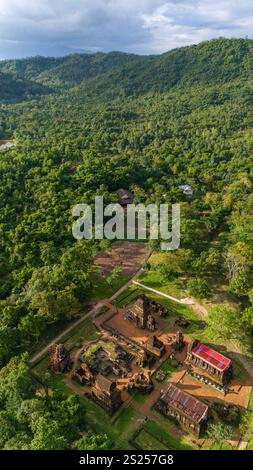 Die Ruine meines Sohnes aus der Vogelperspektive ist eine Ansammlung verlassener und teilweise ruinierter Shaiva-Hindu-Tempel in Zentral-Vietnam. Stockfoto