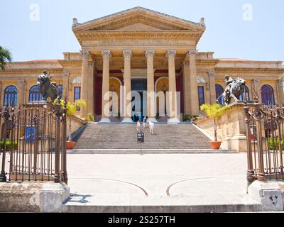 Teatro Massimo - berühmtes Opernhaus auf der Piazza Verdi in Palermo, Sizilien am 24. Juni 2011 Stockfoto