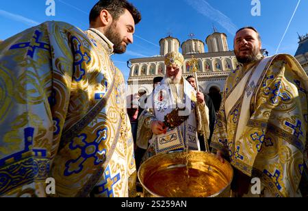 Bukarest, Rumänien. 6. Januar 2025: Patriarch Daniel (C) nimmt großes Heiliges Wasser, um die orthodoxen Gläubigen während des Epiphanienfestes in der Patriarchalkirche in Bukarest zu besprengen. Quelle: Lucian Alecu/Alamy Live News Stockfoto