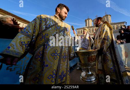 Bukarest, Rumänien. 6. Januar 2025: Patriarch Daniel (C) nimmt großes Heiliges Wasser, um die orthodoxen Gläubigen während des Epiphanienfestes in der Patriarchalkirche in Bukarest zu besprengen. Quelle: Lucian Alecu/Alamy Live News Stockfoto