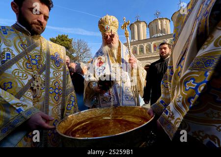 Bukarest, Rumänien. 6. Januar 2025: Patriarch Daniel (C) nimmt großes Heiliges Wasser, um die orthodoxen Gläubigen während des Epiphanienfestes in der Patriarchalkirche in Bukarest zu besprengen. Quelle: Lucian Alecu/Alamy Live News Stockfoto