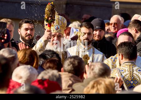 Bukarest, Rumänien. 6. Januar 2025: Patriarch Daniel (C) sprengt die orthodoxen Gläubigen während des Epiphanienfestes in der Patriarchalkirche in Bukarest mit großem Heiligen Wasser. Quelle: Lucian Alecu/Alamy Live News Stockfoto