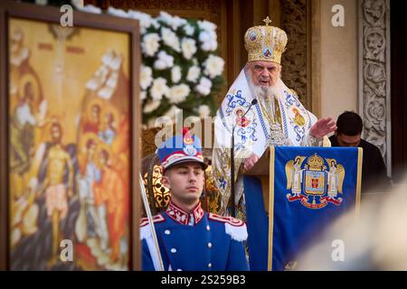 Bukarest, Rumänien. 6. Januar 2025: Patriarch Daniel (R) spricht beim Großen Segen des Wassers während des Epiphanienfestes in der Patriarchalkirche in Bukarest. Quelle: Lucian Alecu/Alamy Live News Stockfoto
