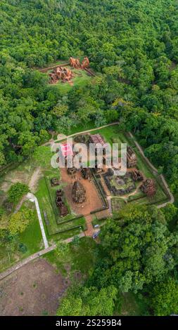 Die Ruine meines Sohnes aus der Vogelperspektive ist eine Ansammlung verlassener und teilweise ruinierter Shaiva-Hindu-Tempel in Zentral-Vietnam. Stockfoto