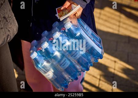 Bukarest, Rumänien. 6. Januar 2025: Flaschen mit großem Heiligen Wasser werden orthodoxen Gläubigen während des Epiphanienfestes in der Patriarchalkirche in Bukarest gegeben. Quelle: Lucian Alecu/Alamy Live News Stockfoto