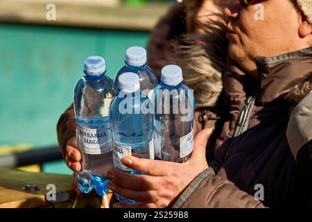 Bukarest, Rumänien. 6. Januar 2025: Flaschen mit großem Heiligen Wasser werden orthodoxen Gläubigen während des Epiphanienfestes in der Patriarchalkirche in Bukarest gegeben. Quelle: Lucian Alecu/Alamy Live News Stockfoto