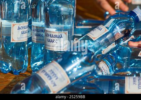 Bukarest, Rumänien. 6. Januar 2025: Flaschen mit großem Heiligen Wasser werden orthodoxen Gläubigen während des Epiphanienfestes in der Patriarchalkirche in Bukarest gegeben. Quelle: Lucian Alecu/Alamy Live News Stockfoto