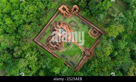 Die Ruine meines Sohnes aus der Vogelperspektive ist eine Ansammlung verlassener und teilweise ruinierter Shaiva-Hindu-Tempel in Zentral-Vietnam. Stockfoto