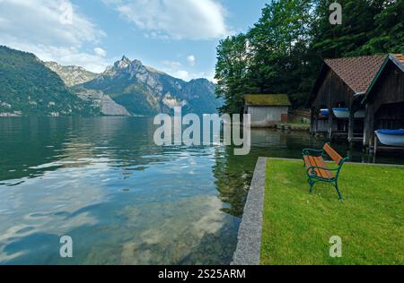 Holzbank in der Nähe von Traunsee Sommer See (Traunkirchen, Österreich). Stockfoto