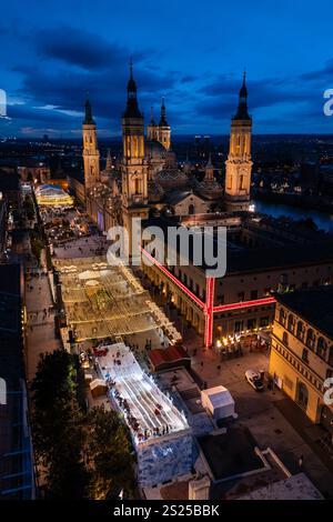 Blick aus der Vogelperspektive auf die Basilika unserer Lieben Frau von der Säule und den Platz El Pilar, beleuchtet bei Nacht während Weihnachten, Saragossa, Spanien Stockfoto