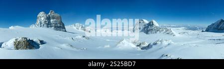 Winter trübe Aussicht vom Dachstein-Massiv Berggipfel (Österreich). Stockfoto