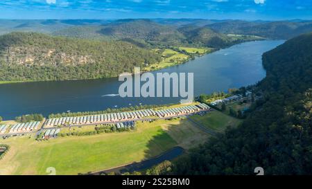 Drohnenfoto der Gebäude und Landschaft im Koveda Holiday Park am Hawkesbury River bei Wisemans Ferry in Australien. Stockfoto