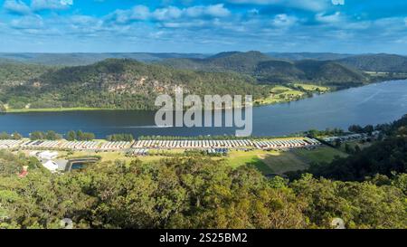 Drohnenfoto der Gebäude und Landschaft im Koveda Holiday Park am Hawkesbury River bei Wisemans Ferry in Australien. Stockfoto