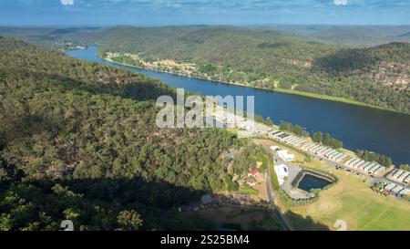 Drohnenfoto der Gebäude und Landschaft im Koveda Holiday Park am Hawkesbury River bei Wisemans Ferry in Australien. Stockfoto