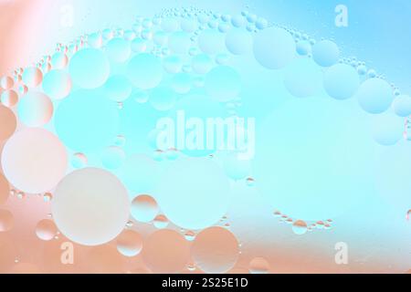 Schöner kosmetischer Hintergrund. Blaubeige abstrakte Ölblasen oder Gesichtserumhintergrund. Makrofoto Öl- und Wasserblasen. Stockfoto