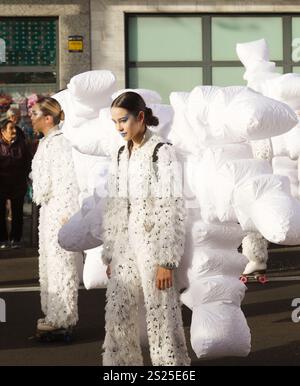 Las Palmas de Gran Canaria, Spanien - 5. Januar 2025: Touristen und Einheimische genießen die Kavalcade der Könige, eine traditionelle Parade mit drei Königen am Ev von Epiphany Stockfoto