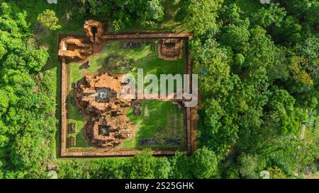 Die Ruine meines Sohnes aus der Vogelperspektive ist eine Ansammlung verlassener und teilweise ruinierter Shaiva-Hindu-Tempel in Zentral-Vietnam. Stockfoto