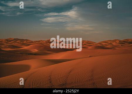 Sanfte Sanddünen des Erg Chebbi bei Merzouga, Errachidia, Marokko, Afrika Stockfoto