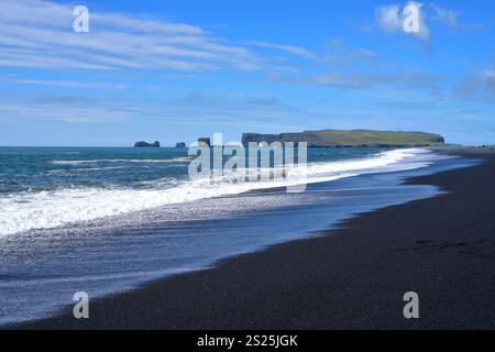 Reynisfjara (schwarzer Strand) mit Dirholaey Halbinsel unten. Vik i Myrdal, Island. Stockfoto